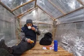 野外求生突遇大雪，大叔用保鲜膜打造顶级庇护所，轻松熬过14天