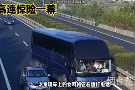高速上的惊险一幕，女司机竟然停在了道路中间视频封面