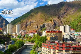 川西旅行，来到甘孜州九龙县，群山之间县城很有特色，游客却不多视频封面