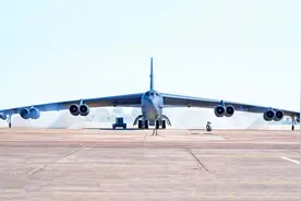 高清实拍，B52轰炸机，从启动到起飞视频封面