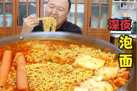 深夜饿的睡不着，煮了4包泡面4颗鸡蛋，暖心暖胃，扫除疲惫，舒坦