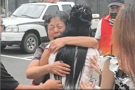 老母亲终于找到遗失的聋哑女儿，这10米的奔跑用了42年