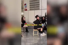 两个小哥哥上演现实版的左肩有你，玩累了靠在兄弟肩头睡的很香视频封面
