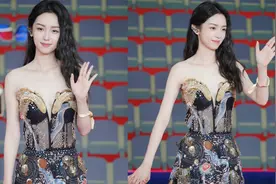 周也孔雀公主造型亮相红毯，全程甜美微笑营业，已老实不敢臭脸