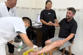 去医院处理伤口，七尺男儿痛得哇哇叫，看来即便再强也顶不住剧痛视频封面