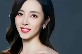 央视工作13年，9次主持春晚，李思思为何突然宣布离职？视频封面