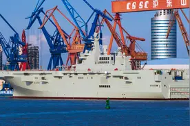 4万吨和8万吨的差距有多大？075两栖攻击舰与福建舰同框就明白了视频封面