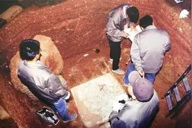 雷峰塔轰然倒塌，77年后专家发掘地宫，没有白蛇却有另一惊人发现视频封面