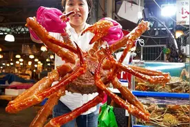 国外大厨宰杀帝王蟹，十斤大的螃蟹被分割成块，用三种做法完成