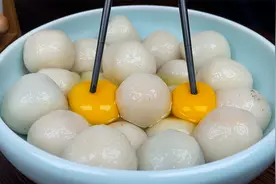 最近汤圆这做法火了，打入2个鸡蛋，上桌一盘不够吃，太香了