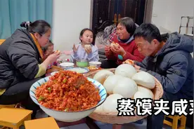 腌好的咸萝卜，和花生碎这样简单一炒，夹馍吃太香咧！视频封面