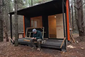 独自在森林里当护林员，花时间盖出栋木屋，独自居住在里面很舒服视频封面