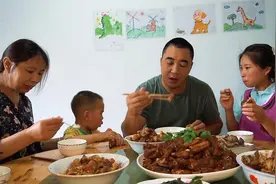 拿出存放许久的排骨，做一盘椒盐排骨，香气四溢，一家人都爱吃视频封面