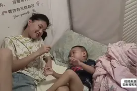 弟弟想跟姐姐一起睡，被两个姐姐共同嫌弃，姐姐：你太烦人啦视频封面