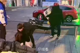 两名男子强行将酒后女子拖走，尖叫声响彻云霄，路人却袖手旁观视频封面
