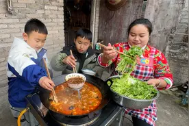 麻辣牛杂火锅，配新鲜香菜和菠菜，下饭太香了