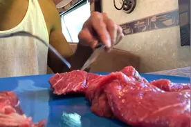 大哥威武，新鲜的生牛肉片刺身，配上刀叉，仪式感满满的。视频封面