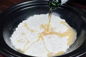 把啤酒倒入面粉里，太厉害了，第一次见这做法，真是高手在民间