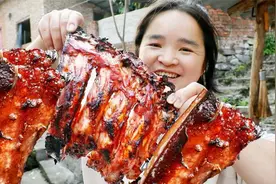 苗大姐4斤排骨3斤五花肉，刷上蜂蜜味更香，肉啃干净狗都嫌弃