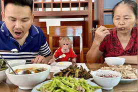 比比和爸爸、奶奶一起享用丰盛的晚餐！视频封面
