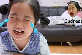 爸爸买了好多彩色气球哄我开心，我特别喜欢，真的太好玩了！视频封面