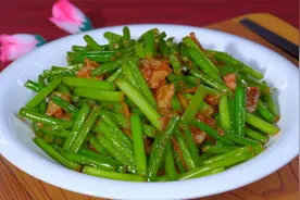 在家炒蒜苔，记住别焯水，别直接炒，多做这一步，脆嫩爽口特入味视频封面