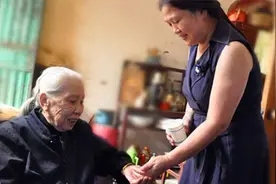 因一句26年前的承诺，浙江阿姨照顾邻居老太18年不离不弃，太感动视频封面