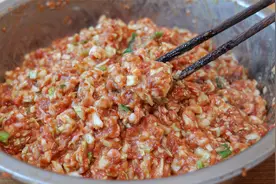 猪肉饺子馅好吃有诀窍，教你酒店调馅秘方，鲜嫩多汁不腥不柴