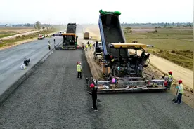 中国建造柬埔寨高速公路，运营一年半，过路费实行6个月20%折扣视频封面
