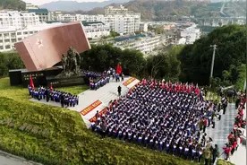 读《草地夜行》，观红色历史 ，颂革命精神！视频封面