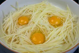 在土豆丝中加3个鸡，没想到这么好吃，我家孩子隔三差五点名要吃