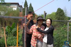 全家动员为小诚诚百日宴做准备，婆媳俩提前把遮阳网搭好，真热闹视频封面