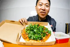 外卖小哥第一次吃必胜客，香菜猪耳朵披萨配上国风意面，香