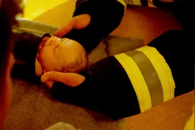 少女竟在家中独自顺产，竟将婴儿扔进下水道，好在消防队员技术高视频封面