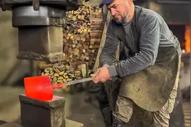 把废弃轴承加热上千度，淬火后锻造锋利猎刀，男人见了毫无抵抗力