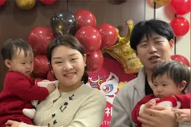 小敏买四件黄金给双胞胎闺女，夫妻俩布置周岁宴现场，图好寓意