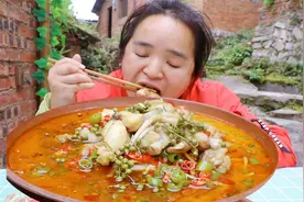 30年厨艺老师傅教你做牛蛙，肉嫩味香，连渣都不放过全吃了视频封面