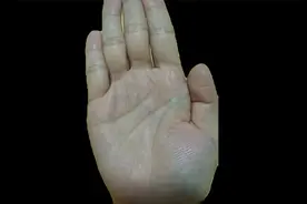 漏财手一般有几个特点，第一个是指缝大，第二个是川掌