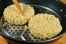 把方便面上锅蒸一蒸，教你神仙吃法，吃了30年都不腻，比拉面还香视频封面