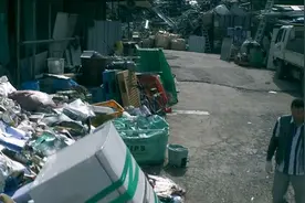 28. 男人垃圾桶发现一个冰箱，不料打开一看，吓得立刻报警！悬疑