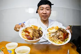 辛苦的一天忙完，小哥下班买两份猪脚饭吃，肥的最香视频封面