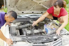 胖嫂骑车救援抛锚轿车，现场修复解决故障，200块钱轻松到手视频封面