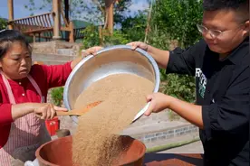 老妈自制重庆传统麦酱，现在几乎快失传了，麻辣过瘾特别下饭！