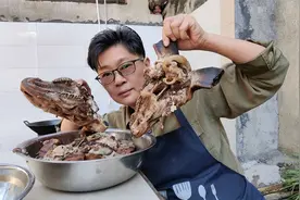 九九起床上市场买羊头，三个羊头12元取出四斤肉，母亲说赚大了视频封面