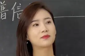 江苏最美90后老师，课堂上被学生表白，上课比春晚小品还有意思视频封面