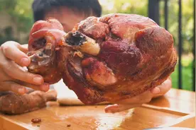 家常烤肘子，一只就能实现烧烤自由，这顿大餐天天吃都不腻