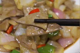 这样做的“洋葱炒猪肝”简直就是米饭克星、不腥不老、鲜嫩入味！