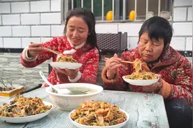 4.3元买了一袋凉皮，媳妇儿配几样小菜炒了5盘，一人吃一盘真香视频封面