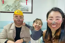 粉丝想看熊二仿妆，这下好了谁都没跑，三口人全画了个狗熊妆