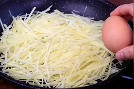 土豆别总炒土豆丝了，加几个鸡蛋做出来的晚餐比披萨健康还好吃！